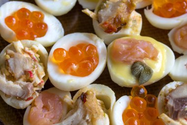 Deniz ürünleri ve mayonez--dan onların sarısı ile doldurulmuş bıldırcın yumurtası.