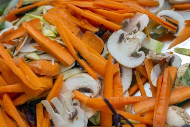 Doku olarak yiyecek. Çiğ sebze yakın çekim - havuç, mantar ve kabak.