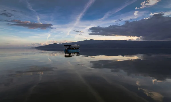 Umore Fantastico Cielo Colline Montagna Nel Famoso Lago Prima Del Immagine Stock