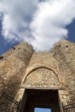 Eski mimari ve bulutlu gökyüzünün güzel bir kombinasyonu. Samuel Fort cephesinin alt görüntüsü. Ohri, Kuzey Makedonya.