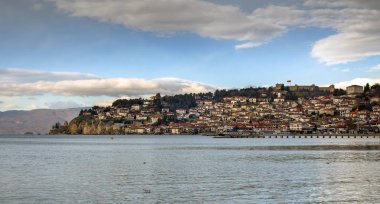 Eski Şehir Manzarası. Göldeki bir tekneden görüntü. Ohri, Kuzey Makedonya.