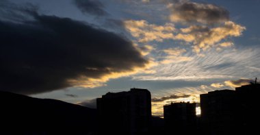 Gün batımından önce şehrin üzerinde bulut izi var. Sofya, Bulgaristan.