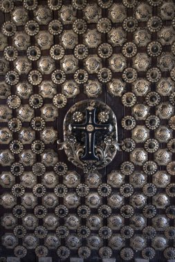 İşlenmiş demir süslemeleri olan güzel bir ortaçağ kilise kapısı. Bachkovo, Bulgaristan.