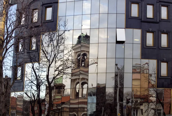 Arquitetura Nova Antiga Janelas Edifício Escritório Com Reflexões Uma Parte — Fotografia de Stock