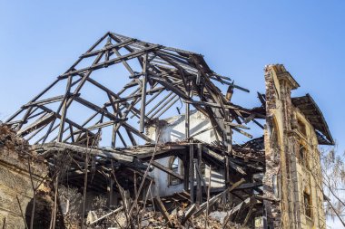 Sözde Tütün Şehri 'nin muhteşem binalarından birinin kalıntıları. 20. yüzyılın başlangıcından kalma mimari bir miras. Dikkatsizce terk edilmiş, yakılmış ve mahvolmaya mahkum edilmiş. Filibe, Bulgaristan.