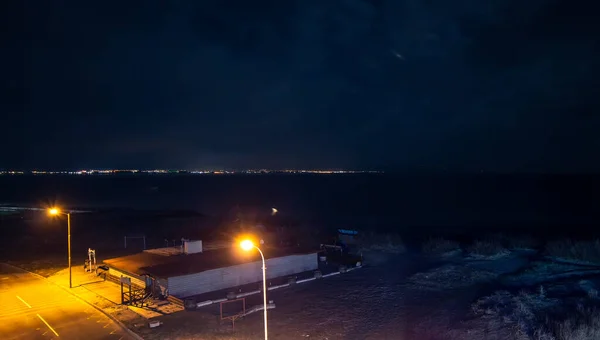 Escena Nocturna Playa Con Farolas Luces Ciudad Través Del Mar —  Fotos de Stock