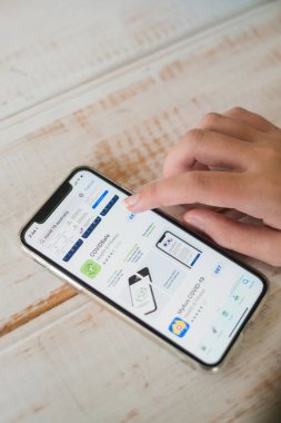 Sydney, Avustralya - 27 Nisan Pazartesi: Yeni Covid19 izleme uygulaması COVIDSafe Avustralya 'da piyasaya sürüldü. Yeni uygulama, bugüne kadar 2 milyon Avustralyalı kurmuş olsa da oldukça tartışmalı bir uygulama. İzleyici etkileşimleri izlemek için bluetooth kullanır.
