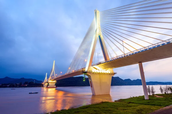 Moderne brug in de nacht — Stockfoto