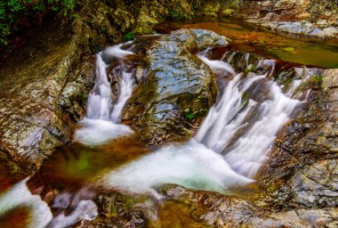 kayalar ve şelaleler