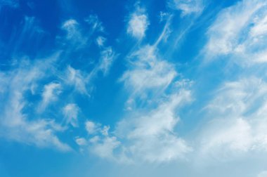 Mavi gökyüzü ve beyaz bulutlar