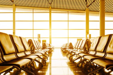 Masa ve sandalyeler ile lüks toplantı salonu