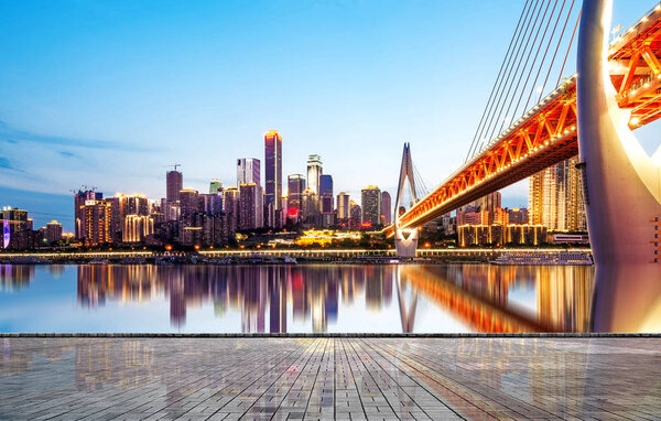 Роскошные конференц-залы со столами и стульями
