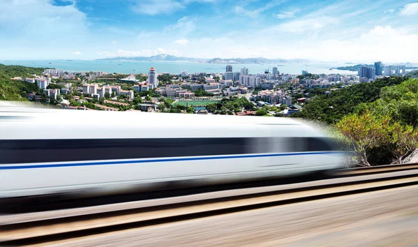 Vysokorychlostní vlak procházející Xiamen — Stock fotografie