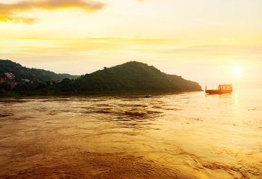 Çin ve Yangtze Nehri kargo gemisi