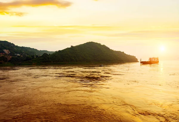 China y el buque de carga del río Yangtze —  Fotos de Stock