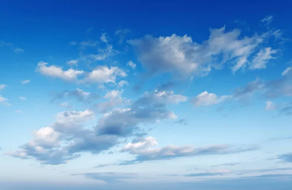 Cielo blu e nuvole bianche materiale di sfondo — Foto Stock
