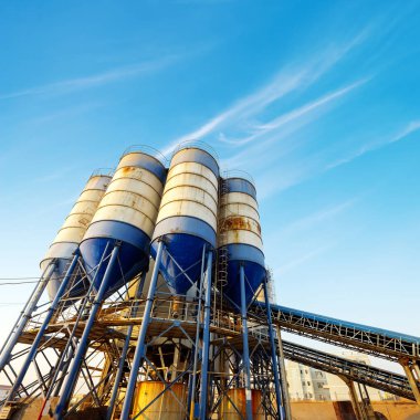 mavi gökyüzünün altında küçük çimento fabrikası
