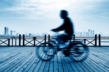 Adam yerde bir bisiklet sürme