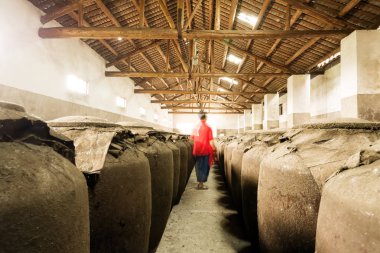 Bodrum içinde içinde düzenlenmiş temiz kavanozlar