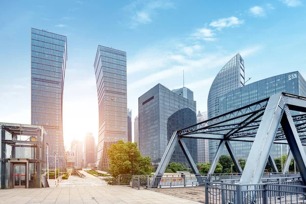 Edificio moderno y puente — Foto de Stock