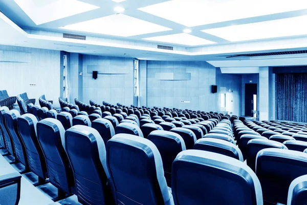 Um assento de cinema organizado ordenadamente — Fotografia de Stock