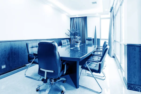 Vergaderzalen en tafels en stoelen — Stockfoto