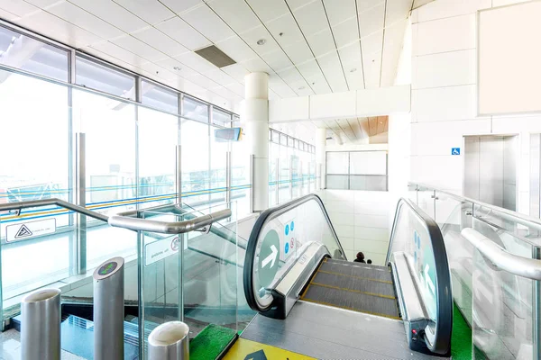 Escalator of the airport terminal — Stock Photo, Image