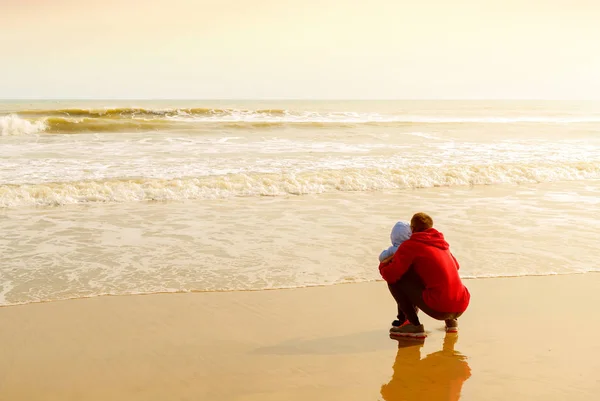 Father and son look at the sea — Stock Photo, Image