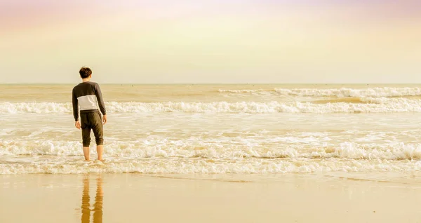 Watching the man back the sea — Stock Photo, Image