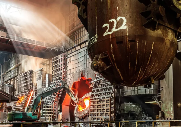 В производстве сталелитейных заводов — стоковое фото