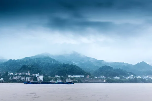 Yangtzefloden i Kina stad landskap — Stockfoto