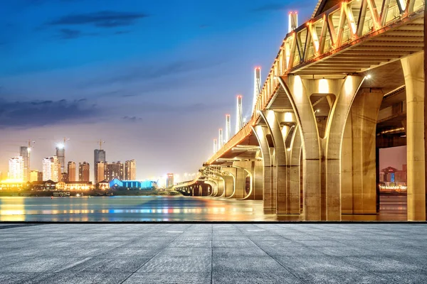 Modern köprü gece görünümü — Stok fotoğraf