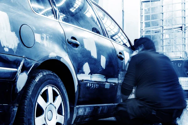 The workers are car repair — Stock Photo, Image