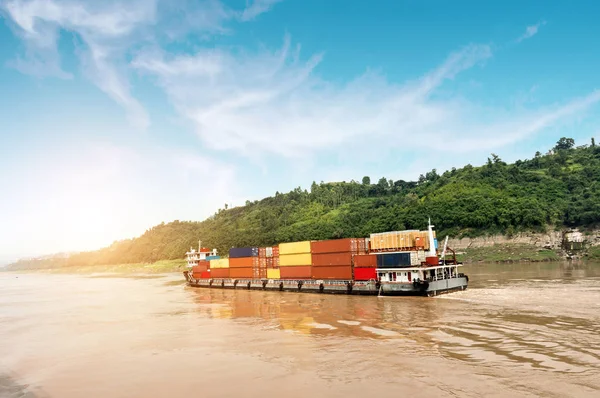 Navio porta-contentores no rio Yangtze — Fotografia de Stock