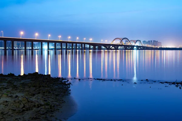 Σύγχρονη γέφυρα Νυχτερινή θέα — Φωτογραφία Αρχείου