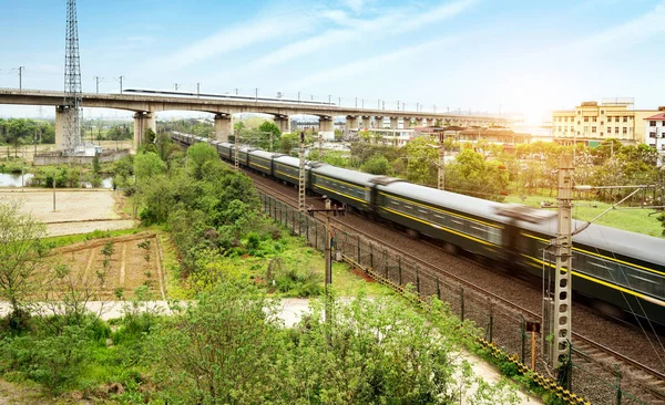 Yükseltilmiş bir köprüde çalışan bir yüksek hızlı tren — Stok fotoğraf