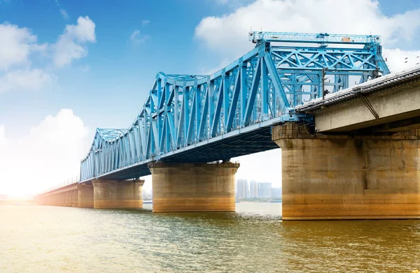 Modern bridges and rivers — Stock Photo, Image