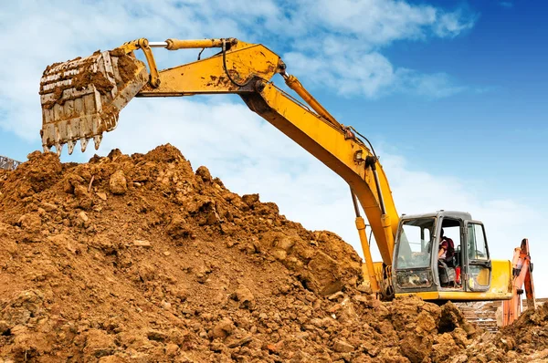 Excavadora en el sitio de construcción — Foto de Stock