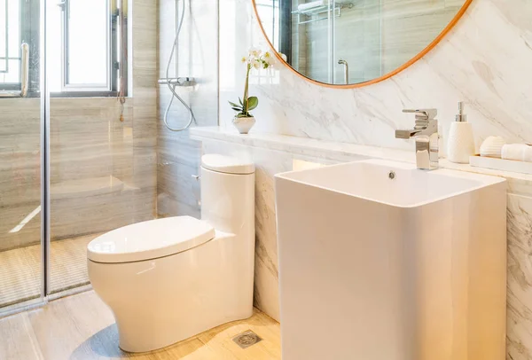 Чистая и светлая ванная комната — стоковое фото