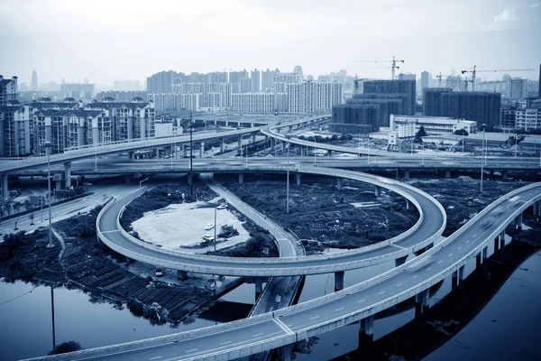 Moderne stedelijke Viadukt bij nacht — Stockfoto