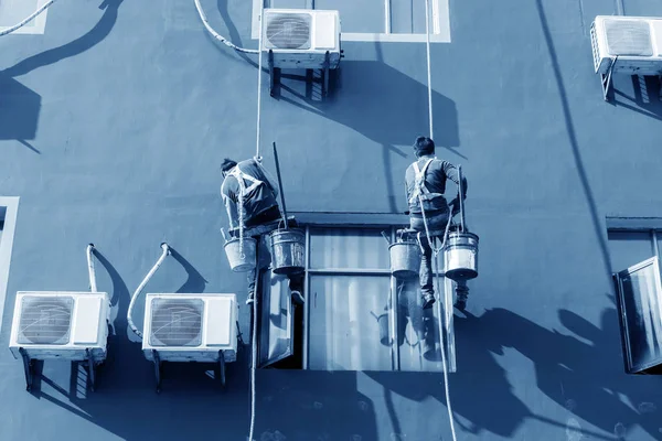 The workers are painting the facade — Stock Photo, Image