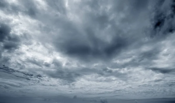 Céu e nuvens escuras — Fotografia de Stock