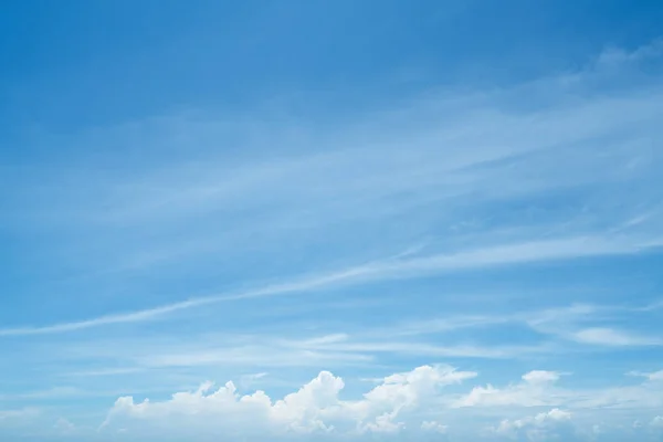 Cielo azul y nubes blancas — Foto de Stock