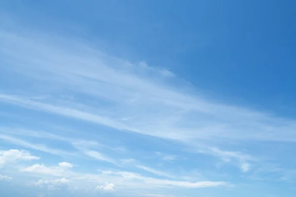 Błękitne niebo i biały materiał — Zdjęcie stockowe