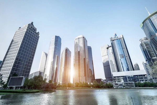 Parques e arquitetura moderna — Fotografia de Stock