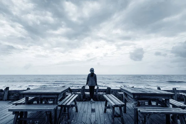 Vrouw die naar de zee kijkt — Stockfoto