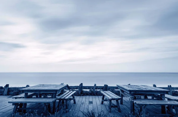 De houten vlonder van aan zee — Stockfoto