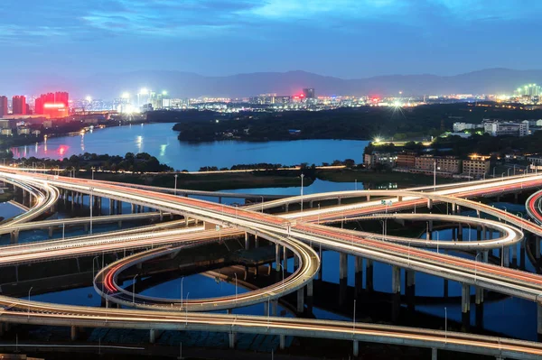 Moderno viaducto urbano por la noche — Foto de Stock