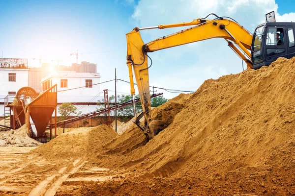 Una excavadora trabajando — Foto de Stock