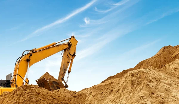 Una excavadora trabajando —  Fotos de Stock